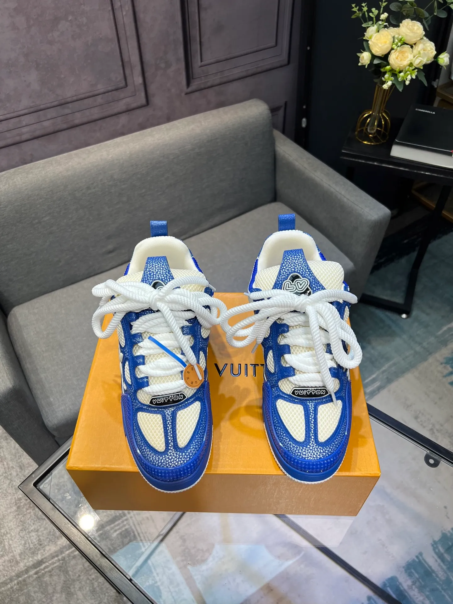 Men's men's shoes💰800 LV top version new style purchasing quality LV~Louis Vuitton LV TRAINER's best-looking sneakers, donkey brand strongly promotes new products, official website limited edition retro basketball sneakers! Both high-top and low-top models spent money to purchase 1:1 accurate reproductions of the originals. The details are invincible and full of sincerity. The imported custom-made original cowhide leather is the same as the original package. The details are 100% restored. The private model customizes the original one-piece TPU outsole. It is different from other brands. Without the original version, this effect cannot be achieved!                Men's and women's models 35-40 39-45 (46 is custom-made and cannot be returned or exchanged)